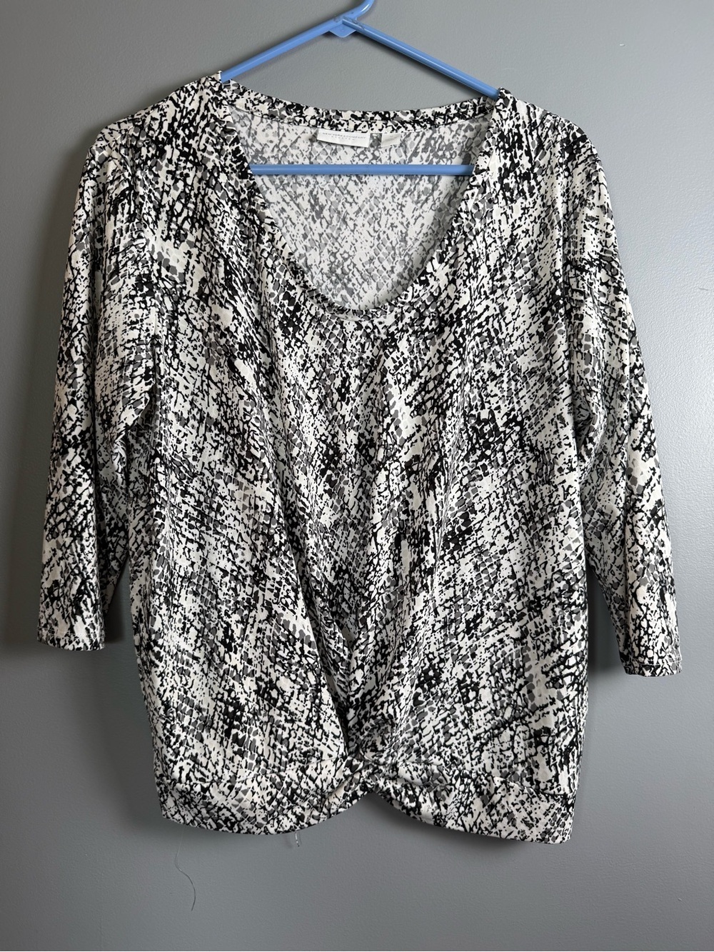 New York & Co. Women's 3/4 Sleeve Scoop Neck Blouse Sz M Front Twist Design